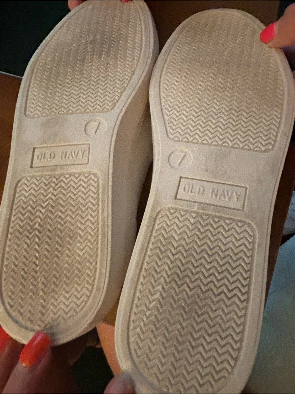 Like new Old Navy Women's Slip-On Canvas Sneakers in White Sz 7